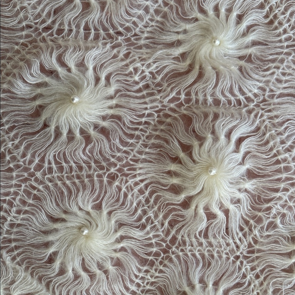 Elegant pearly Cream Floral Knit shawl with pearls
Handmade in Japan